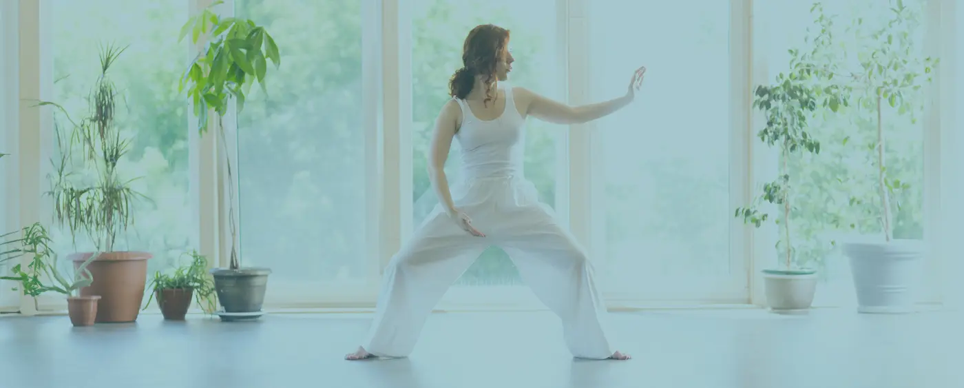 Frau trainiert Qigong