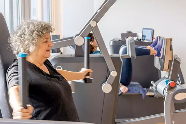 Trainer gibt Übungshinweise